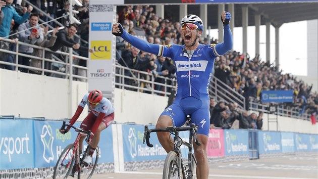 Belgick cyclista Philippe Gilbert pedil ve spurtu zvodu Pa-Roubaix Nmce Nilse Politta.