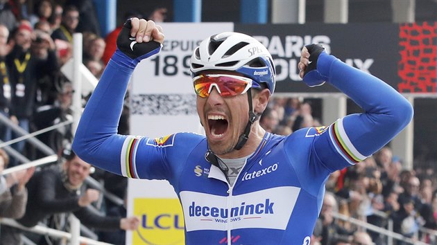 Bval mistr svta Philippe Gilbert mocn slav vtzstv na zvod Pa-Roubaix.