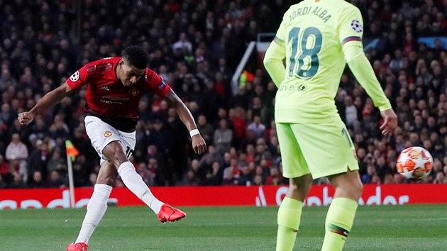 Marcus Rashford z Manchesteru United pi rozehrvce pmho kopu proti Barcelon.