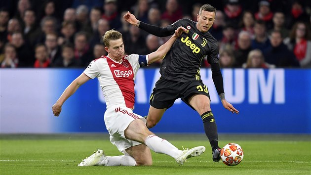Matthijs de Ligt z Ajaxu ve skluzu proti Federicu Bernardeschimu z Juventusu.
