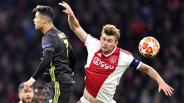 Matthijs de Ligt (Ajax) zvtzil v hlavikovm souboji s Cristianem Ronaldem (Juventus).