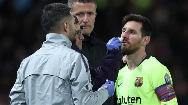 Lionel Messi z Barcelony si musel nechat zastavit krvcen z nosu pot, co dostal nafackovno od Chrise Smallinga z Manchesteru United.