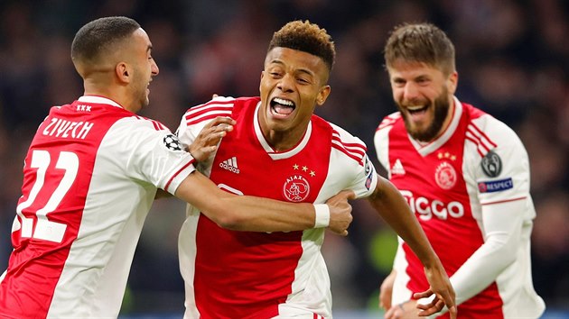 David Neres z Ajaxu se raduje po glu do st Juventusu. Spolu s nm Hakm Zijch (vlevo) a Lasse Schne (vzadu).