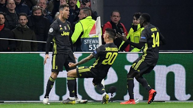 Cristiano Ronaldo z Juventusu bhem sv typick oslavy. Spolu s nm se raduj Joao Cancelo (uprosted) a Blaise Matuidi (vlevo).