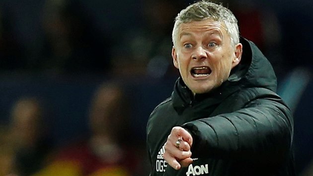 Trenr Manchesteru United Ole Gunnar Solskjaer dv pokyny svm hrm v utkn proti Barcelon.