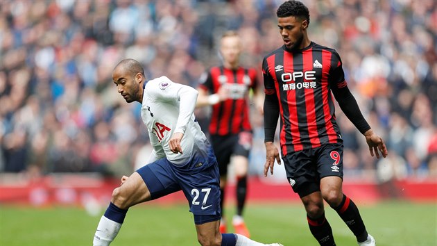 Lucas Moura z Tottenhamu (vlevo) se sna uniknout napadajcmu Eliasi Kachungovi z Huddersfieldu.