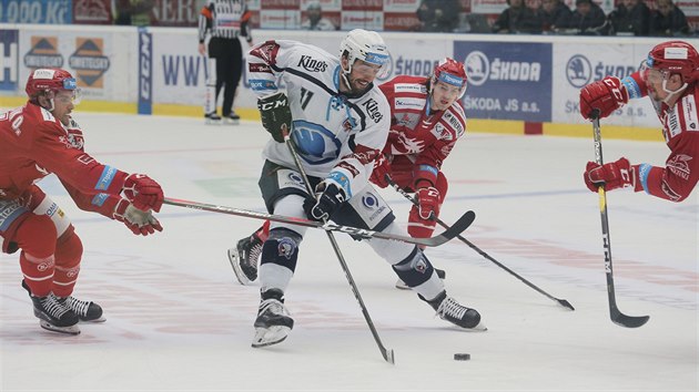 Michal Moravk z Plzn (v blm) se v semifinle extraligovho play off sna prosadit proti poetn pesile hokejist Tince.