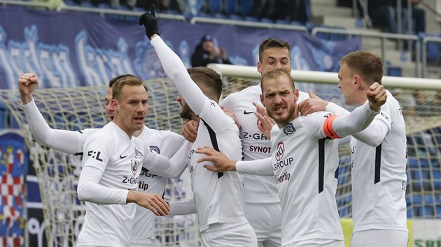 Fotbalist Slovcka oslavuj branku do st Pbrami.