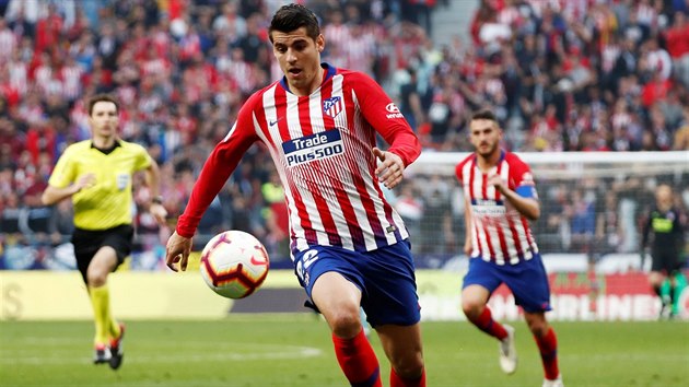 lvaro Morata z Atltica Madrid vede m v utkn s Celtou Vigo.