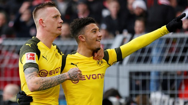Fotbalist Dortmundu se raduj z branky do st Mohue.
