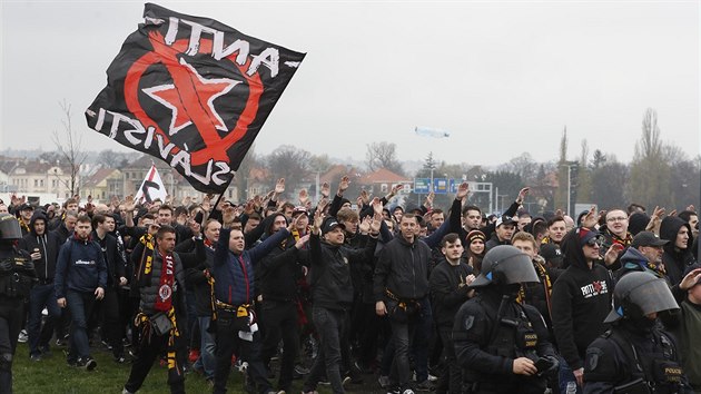 Fanouci Sparty se od stadionu svho tmu vydvaj na pochod Prahou ped derby se Slavi.