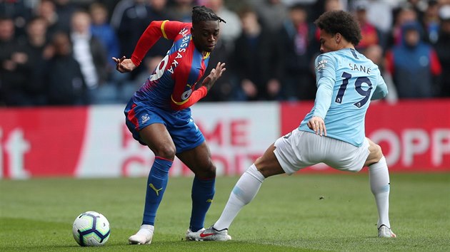 Aaron Wan-Bissaka z Crystal Palace (vlevo) se sna uvolnit od dotrajcho Leroye Sanho z Manchesteru City.