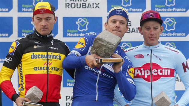 Philippe Gilbert z Belgie (uprosted) se raduje z  vtzstv v cyklistick klasice Pa-Roubaix, druh skonil Nmec Nils Politt (vlevo), tet msto obsadil Belgian Yves Lampaert.