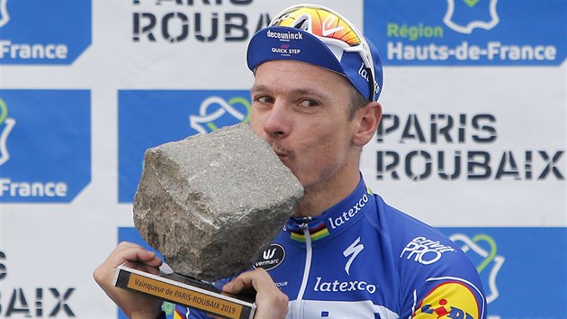 Belgický cyklista Philippe Gilbert líbá trofej pro vítěze závodu Paříž-Roubaix.