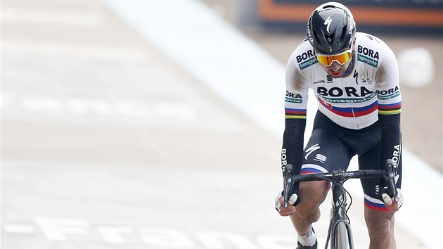 Vyerpan Peter Sagan ze Slovenska dojd do cle zvodu Pa-Roubaix.