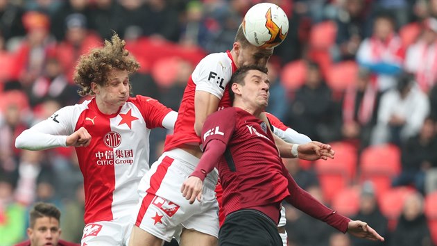 Tom Souek ze Slavie (uprosted) hlavikou skruje v derby se Spartou.