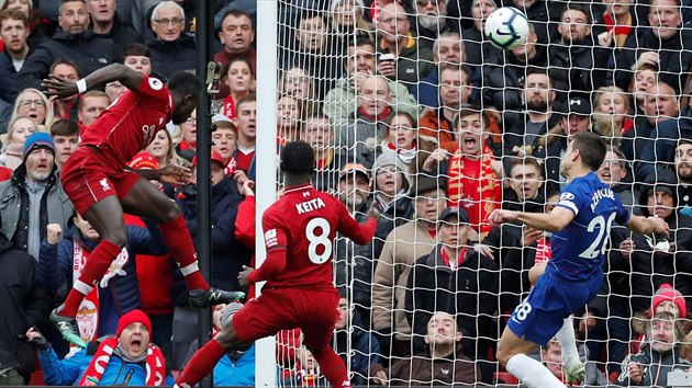 Sadio Man z Liverpoolu (vlevo) pesn hlavikuje do brny Chelsea.