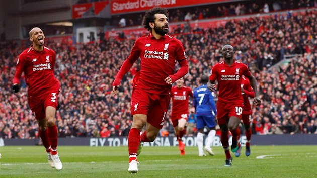 Mohamed Salah z Liverpoolu (v poped) utk oslavit se spoluhri svj gl v utkn s Chelsea.