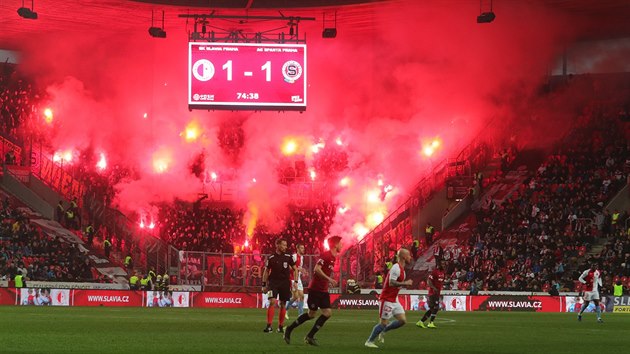 Momentka z utkn fotbalist Slavie a Sparty