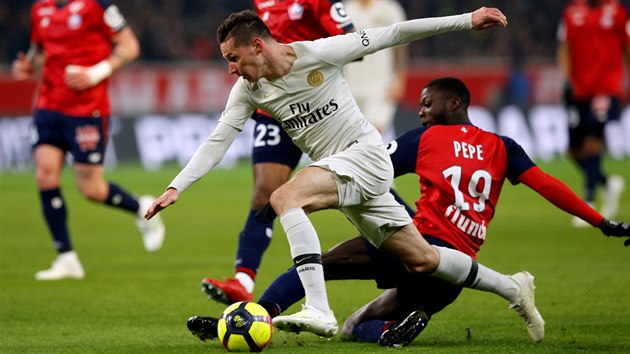 Julian Draxler z PSG (v blm) ustl souboj s Nicolasem Pepem z Lille a pokrauje s mem dl.