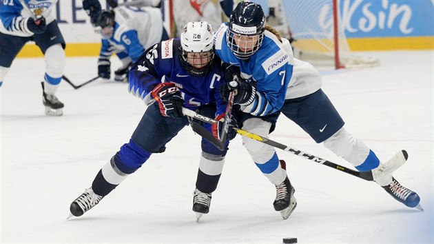 Kendall Coyne Schofieldov z tmu USA (vlevo) a Nelli Laitinenov z Finska se petahuj v souboji o kotou ve finle mistrovstv svta.