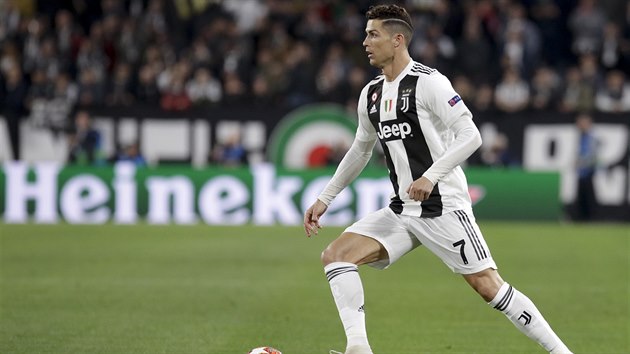 Cristiano Ronaldo (Juventus) se rozhl ve tvrtfinlov odvet Ligy mistr proti Ajaxu.