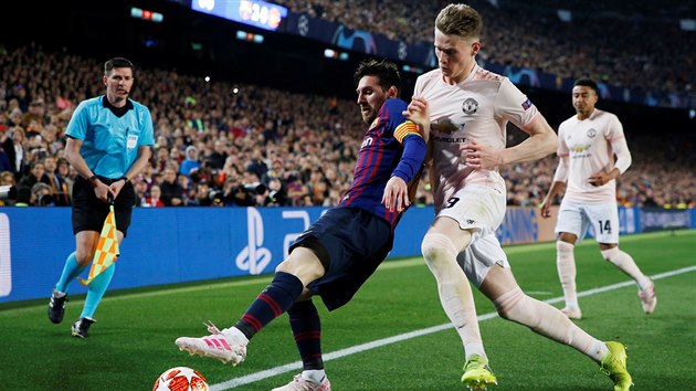 Scott McTominay z Manchesteru United (vpravo) se marn stav odstavit od me barcelonskho kapitna Lionela Messiho.