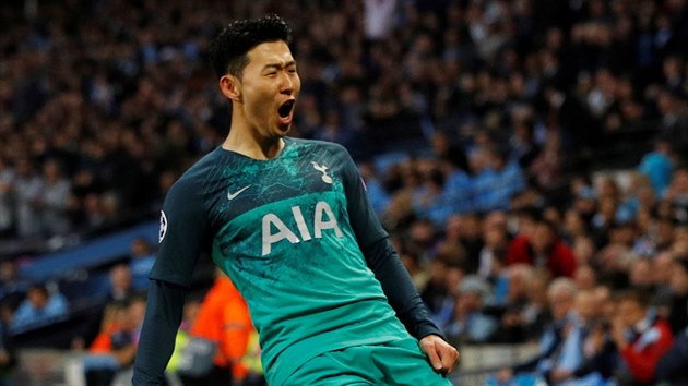 Hung-min Son (Tottenham) bhem oslavy glu, kter vstelil Manchesteru City