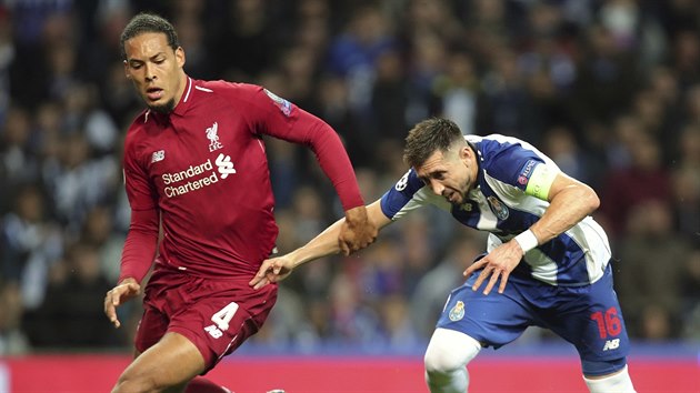 Virgil van Dijk z Liverpoolu ste m ped Hectorem Herrerou z Porta.