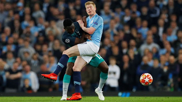 BUM. Kevin de Bruyne z Manchesteru City (vpravo) se tvrd stetl s Moussou Sissokem z Tottenhamu.