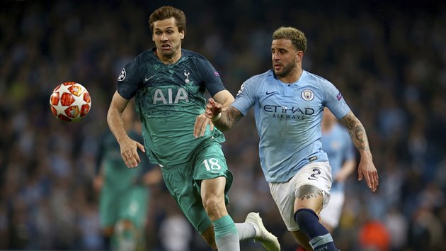 Diego Llorente z Tottenhamu a Kyle Walker z Manchesteru City se enou za mem.