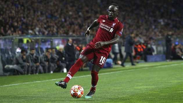 Sadio Man z Liverpoolu si zpracovv m v zpase proti Portu.