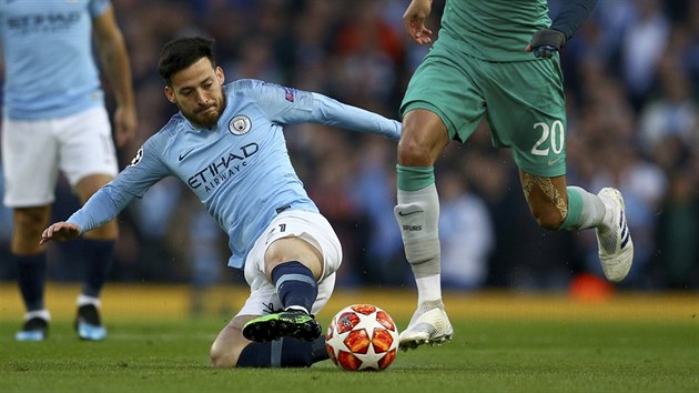 David Silva z Manchesteru City ve skluzu proti Dele Allimu z Tottenhamu.