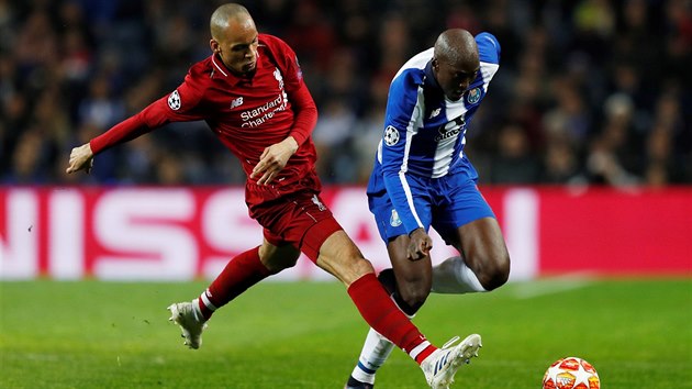 Fabinho (Liverpool) bhem obrannho zkroku proti Danilu Pereirovi (Porto).