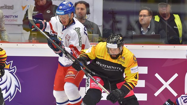 esk tonk Tom Zohorna (v blm) bojuje u mantinelu s obrncem Nmecka Dominikem Bittnerem bhem zpasu Euro Hockey Challenge.