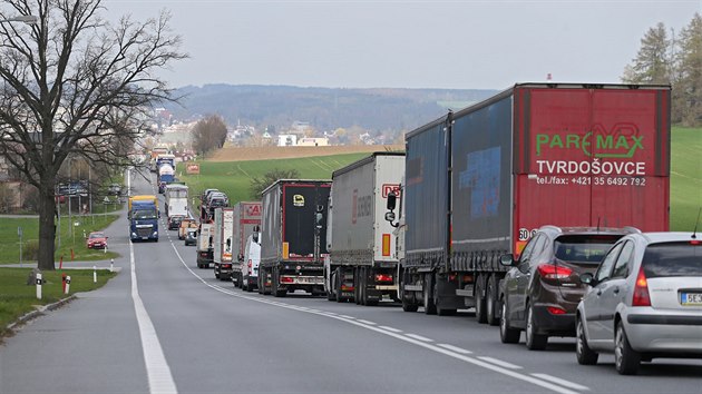 Optovn rekonstrukce povrchu vozovky na Lidick ulici v Havlkov Brod, a s n spojen kyvadlov doprava pouze jednm smrem, psob obrovsk problmy v doprav. Na pjezdu do msta od Jihlavy stoj nkolikakilometrov kolony.