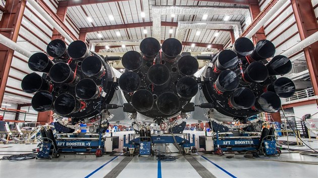 Nejsilnější raketou současnosti je Falcon Heavy od společnosti SpaceX. Motory jsou uspořádány v kruhovém vzoru (od roku 2013). Falcon Heavy jsou v podstatě tři Falcony 9 vedle sebe.