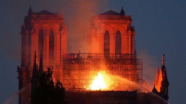 Poár katedrály Notre-Dame v Paíi (15. dubna 2019)