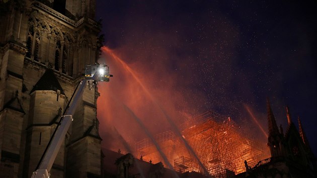 Por pask katedrly Notre-Dame (15. 4. 2019)