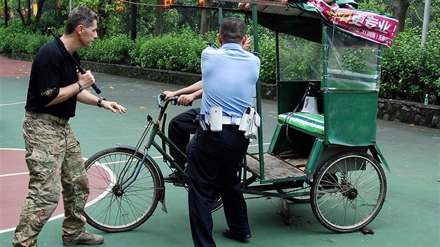 Jiná země, jiné bezpečnostní problémy. Nacvičit je třeba i zákrok proti agresivnímu řidiči rikši.