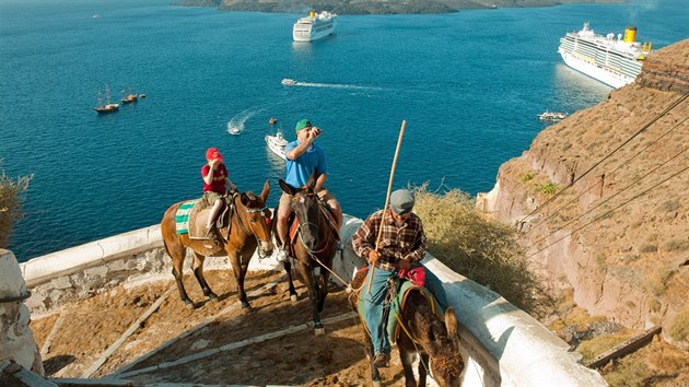 Jízda na oslech patří na řeckém ostrově Santorini mezi oblíbené turistické atrakce.