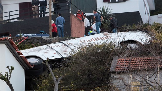 Na portugalskm ostrov Madeira se ve stedu veer pevrtil autobus pln turist. Nehoda se stala v turistick oblasti Canixo de Baixo na jihovchod ostrova. (17. dubna 2019)