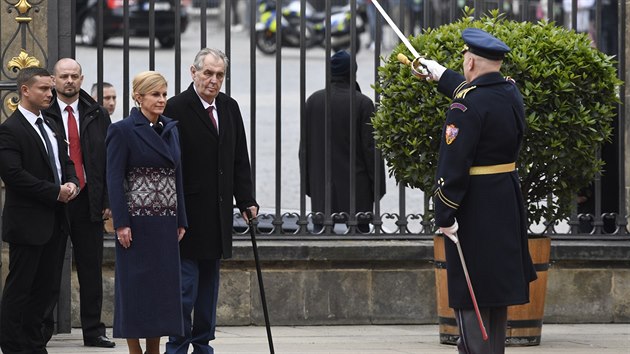Prezident Milo Zeman (tvrt zleva) uvtal na Praskm hrad chorvatskou prezidentku Kolindu Grabarovou Kitaroviovou (tet zleva). Na snmku sleduj slavnostn uvtac ceremonil hradn stre. (11. dubna 2019)