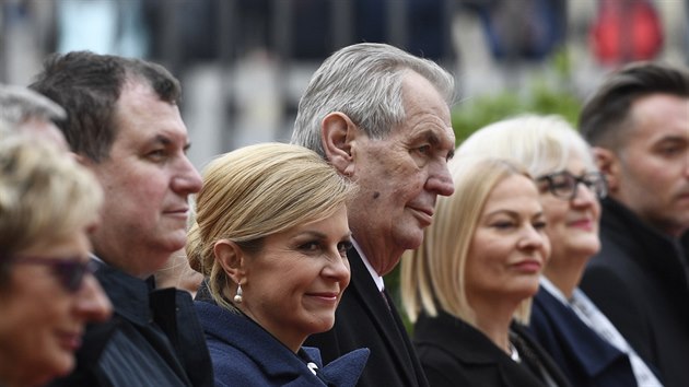 Prezident Miloš Zeman (uprostřed) uvítal na Pražském hradě chorvatskou prezidentku Kolindu Grabarovou Kitarovičovou (třetí zleva). (11. dubna 2019)