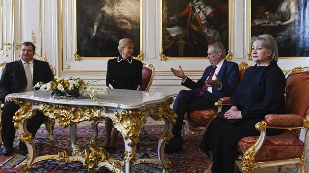 Prezident Milo Zeman (druh zprava) a chorvatsk prezidentka Kolinda Grabarov Kitaroviov (druh zleva) se seli 11. dubna 2019 na Praskm hrad. Vlevo je manel chorvatsk prezidentky Jakov Kitarovi a vpravo Zemanova cho Ivana. (11. dubna 2019)