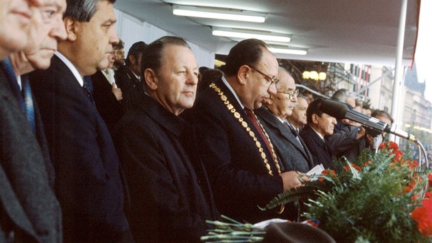 Normalizan primtor Zdenk tafa (s primtorskm etzem) na tribun v jnu 1988 s vldnmi a partajnmi pikami. Po jeho lev ruce stoj prezident Gustav Husk, po pravici generln tajemnk V KS Milou Jake a vpravo od nj f mstskho vboru KS Miroslav tpn. tafa mluv k astnkm slavnostnho shromdn pracujcch a mldee k 70. vro vzniku eskoslovenska.