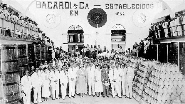 Rodina Bacardiových na společné fotografii s kubánskými zaměstnanci společnosti v roce 1940.