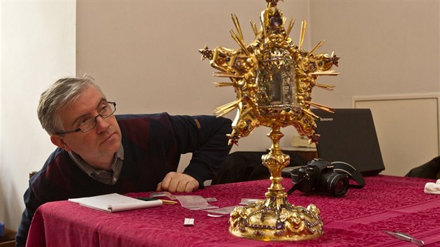 Relikvi sv. Jana Nepomuckho proel v beznu 2013 rukama restaurtora Norberta Riegela.