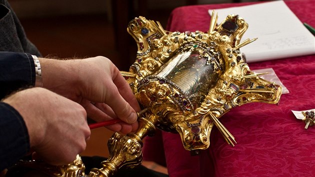 Relikvi sv. Jana Nepomuckho proel v beznu 2013 rukama restaurtora Norberta Riegela.