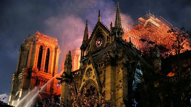 Rozshl por v pask katedrle Notre-Dame. (15. dubna 2019)
